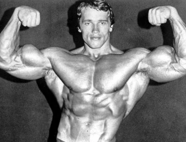 Ο Σβαρτζενέγκερ ισοπεδώνει λιμουζίνα με το προσωπικό του τανκ (βίντεο)